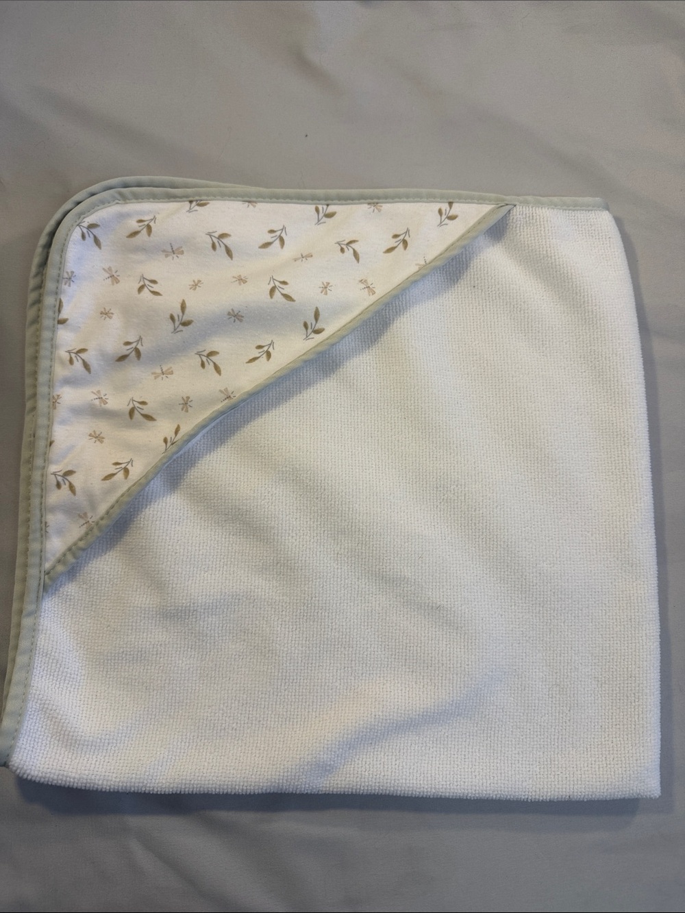 Le Top NWOT White Baby Hooded Towel with Beige Leaf Trim